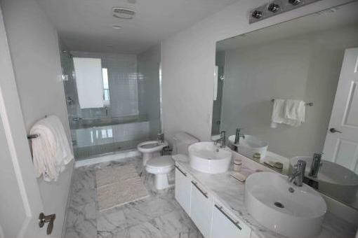 Badezimmer mit abgetrennter Dusche