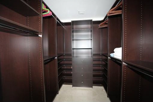 Geräumiger, begehbarer Kleiderschrank