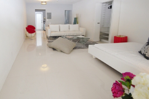 Geräumiges Wohnzimmer