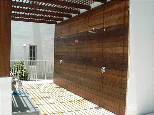 Gemeinschaftspool mit komfortabler Lounge