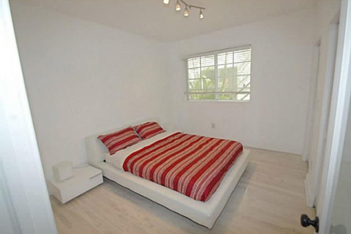 Komfortables Schlafzimmer mit großem Bett