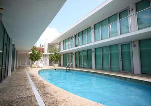 Pool, der zum genießen an sonnigen Wochenenden einlädt