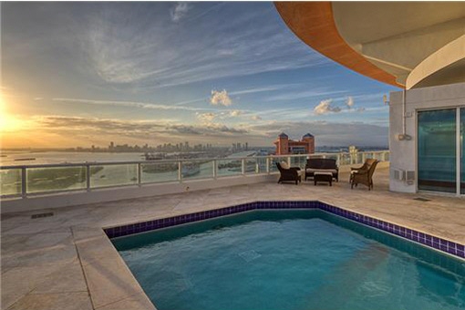 Fantastischer Pool über den Dächern von Miami Beach