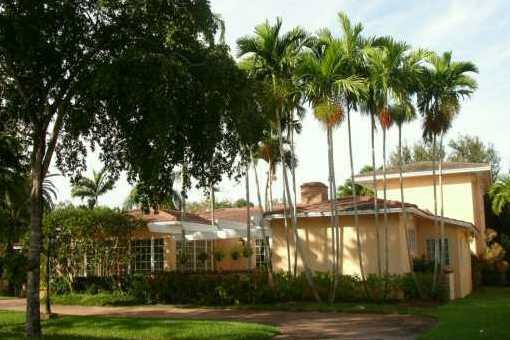 Großzügiges Anwesen mit riesiger Gartenfläche in Coral Gables