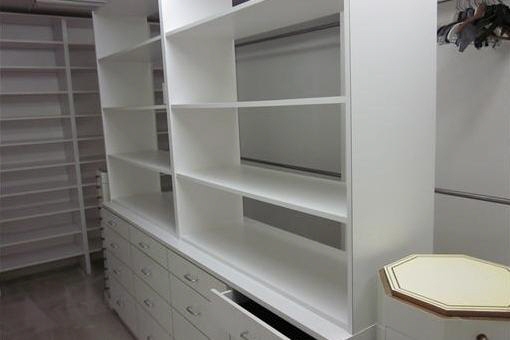 Begehbarer Kleiderschrank