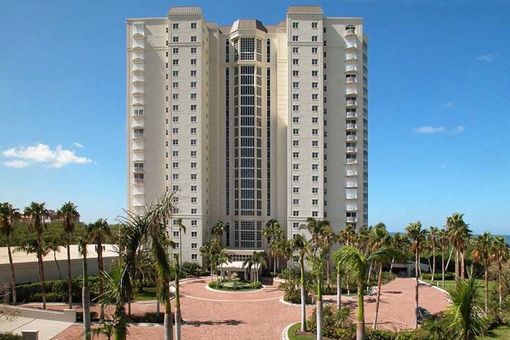 Große Wohnung mit 2 Terrassen und 3 offenen Balkone in Pelican Bay, Naples