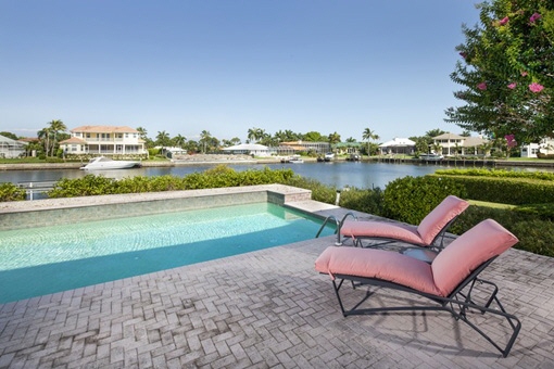 Außerer Loungebereich mit Pool und schöner Aussicht