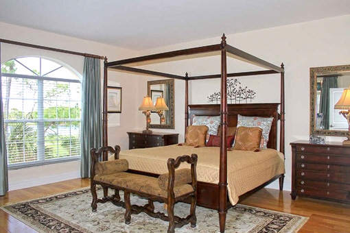Schlafzimmer mit bequemen Bett