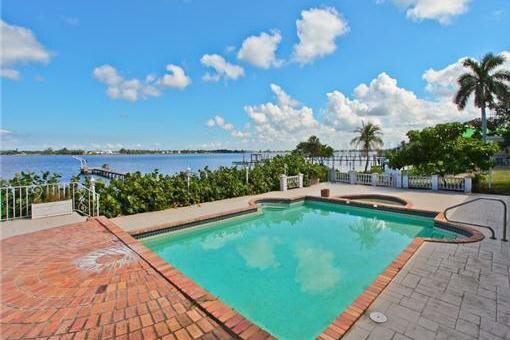 Pool mit Blick auf den Manatee River