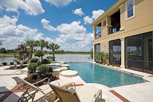 Gartenanlage mit Pool und Sonnenterrasse mit Blick auf den See