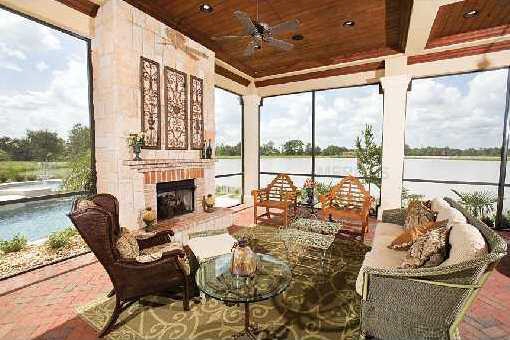 Luxuriöses Wohnzimmer mit Blick aufs Wasser