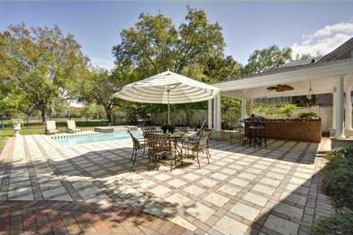 Terrasse mit Pool und Garten