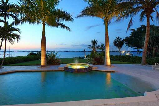 Beheibarer Pool mit Terrasse