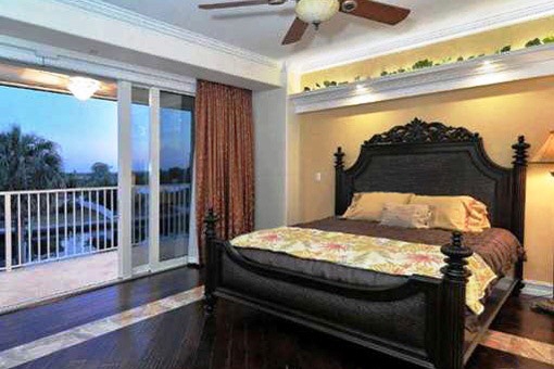 Schlafzimmer mit Zugang zum Balkon