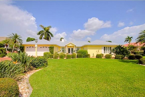 Geräumiges Haus mit Bootsanlegestelle, Pool und Terrasse in Fort Myers