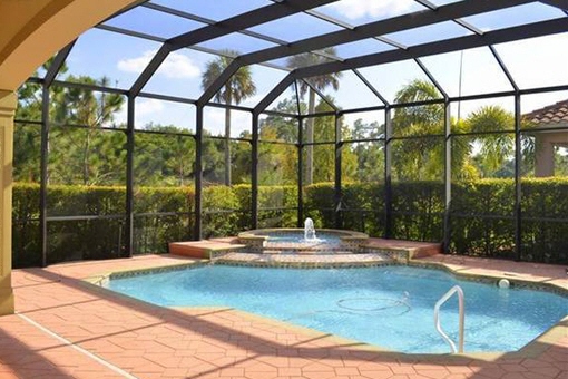 Großer Pool mit Springbrunnen in Fort Myers