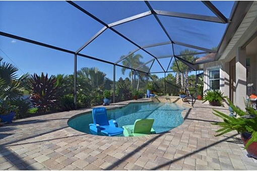 Großflächige Terrasse mit Pool in Fort Myers