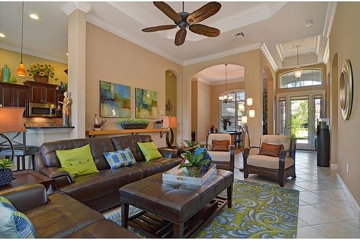 Luxuriöses Wohnzimmer mit Deckenventilator in Fort Myers