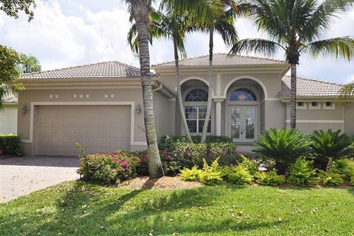 Einfamilienhaus mit Salzwasserpool am Wasser und Golfplatz in Fort Myers