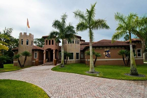 Außergewöhnliche Villa mit privatem Kinoraum, Flugzeughangar und Weinkeller in Fort Myers