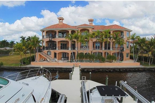 Sagenhaftes 2stöckiges Domizil in bester Lage am Wasser mit Bootsanlegestelle, Billardraum und vielen weiteren Annehmlichkeiten in Cape Coral