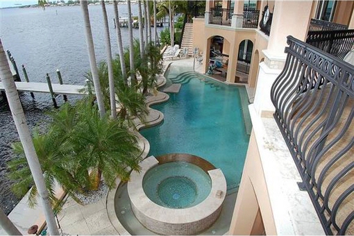 Blick vom zweiten Stock auf den Pool und die Anlegestelle mit Boot in Cape Coral