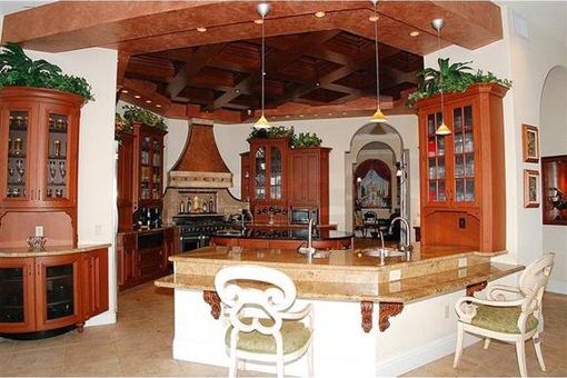 Vollausgestattete Küche mit Frühstücksbar in Cape Coral